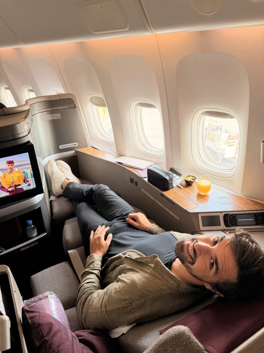 Aloysio voando de primeira classe na Qatar Airways com milhas