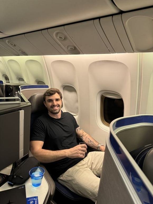 Aloysio em classe executiva United Polaris com milhas