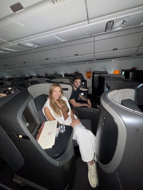 Aloysio com acompanhante em classe executiva da Turkish Airlines
